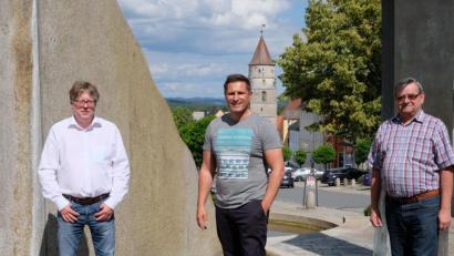Bild: do
Stadtverbandsvorsitzender Dieter Kies, Bürgermeister Marcus Gradl und der städtische Kulturbeauftragte Michael König (von rechts) sind sich einig, das gesellschaftliche und kulturelle Leben in der Stadt Eschenbach mit Unterstützung der Vereinswelt neu zu beleben,