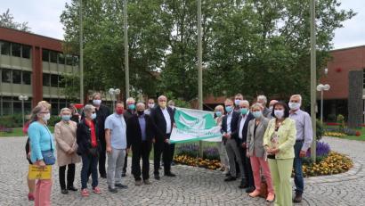 Bild: Kunz
Politiker und Vertreter von Bürgerinitiativen hissen die Fahne zum "Flaggentag der Bürgermeister".