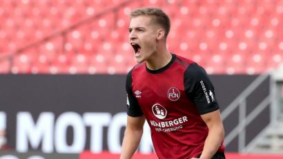 Bild: Daniel Karmann/dpa
Da kann man seine Erleichterung schon mal laut in die Welt hinaus schreien: Gleich zweimal hat der junge Fabian Nürnberger gegen den FC Ingolstadt getroffen. Es sind seine beiden ersten Profitore.