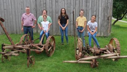 Bild: rha
Zwei alte Gras -und Getreidemäher aus Wickenricht sind künftig im Oberpfälzer Freilandmuseum Neusath-Perschen zu bewundern (von links): Hermann und Claudia Held mit ihren Töchtern Anna, Marie, Lena und Lisa.