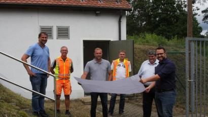 Bild: wro
Zum offiziellen Baustellen-Start am Hochbehälter trafen sich (von rechts) Bürgermeister Matthias Grundler, Zweiter Bürgermeister Hubert Schedl, Thorsten Meiler, Johannes Schaumberger, Richard Bitterer und Andreas Schön.
