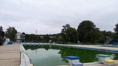 Bild: lnz
Das umfangreiche Maßnahmenpaket einer Freibad-Sanierung würde unter anderem die Erneuerung der Becken beinhalten. Weil aber größere Fördersummen benötigt werden, ist laut Bürgermeister Stefan Grillmeier keine schnelle Lösung machbar.
