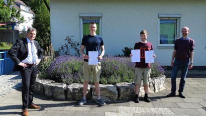 Bild: exb
Von links Oberstudiendirektor Dieter Meyer, Philipp Erhardt, Maximilian Hauer, Studienrat Jochen Schienle.