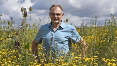 Bild: Petra Hartl
Landwirt Herbert Fleischmann aus Winbuch freut sich, dass seine Idee, eine intensiv genutzte Ackerfläche an die Natur zurückzugeben, Blüten trägt.