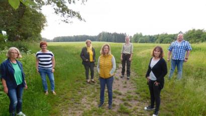 Bild: hai
Fiona Ahlborn (Märchenerzählerin), die Organisatorin und Moderatorin des Ferienprogramms, Familienwartin Martina Dötsch, Nicole Aumann (Porzellanmalerin), Kerstin Bietz (Atem-und Waldtherapeutin), Isabell Niklas (Rangerin im Naturpark Fichtelgebirge), Lydia Giestl (Märchenerzählerin) und Dirk Vogel (Geocacher, von links) freuen sich in den Ferien auf viele Kinder.