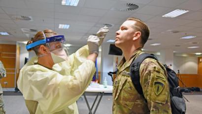 Bild: Emily Jennings/exb
Nach ihrer Ankunft in Deutschland werden die US-Soldaten auf eine Infektion mit Covid-19 getestet.