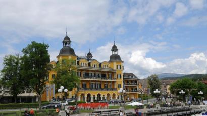 Bild: Ursula Düren
An stark besuchten Orten wie dem Wörthersee soll im öffentlichen Raum jede Nacht von 21 bis 2 Uhr ein Mund-Nasen-Schutz getragen werden.