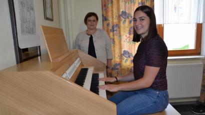 Bild: gi
Hervorragend vorbereitet von ihrer langjährigen Klavierlehrerin Klara Bäumler absolvierte Lisa-Maria Franz erfolgreich den D-Kurs des Bistums Regensburg.