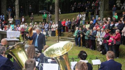 Bild: kro
Die "Grenzlandbuam" werden den Gottesdienst am Sonntag an der Steinbergkirche wieder musikalisch umrahmen, wenn auch in kleinerer Besetzung. Die Gottesdienstbesucher müssen natürlich auf Abstand voreinander stehen und sitzen. Im Bild das Bergfest im vergangenen Jahr.