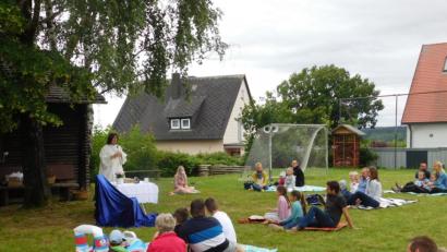 Bild: exb
Die Picknickdecke als Abstandshalter! Die erste Freiluft-Kinderkirche in der Pfarreiengemeinschaft wurde sowohl den Hygienevorschriften als auch den kleine und großen Kirchenbesuchern gerecht.