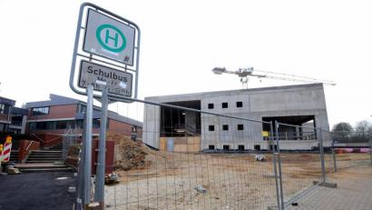 Bild: Stephan Huber
Die neue Dreifachturnhalle der Schönwerth-Realschule liegt nach diversen Kostensteigerungen zwischendurch jetzt voll im Zeit- und Finanzplan.