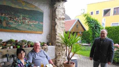 Bild: rfi
Das Ehepaar Helmi und Dieter Lauff (links) verbringt sein 50 Jahren ihren Urlaub in Tännesberg, dafür dankte ihnen Bürgermeister Ludwig Gürtler (rechts).