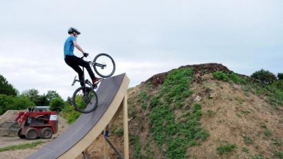 Bild: Stephan Huber
Erdhügel und Sprungschanzen machen einen Dirt-Park aus.
