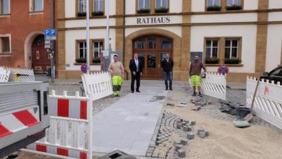 Bild: Stefanie Gradl
Johannes Renner, Bürgermeister Hans-Martin Schertl, Stefan Ertl und Tobias Graßler (von links) begutachten den neu geschaffenen Rathauszugang.