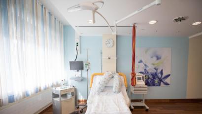 Bild: Christian Charisius/dpa
Mit Mundschutz, aber bis zur Geburt ohne den Mann an der Seite: Werdende Mütter sehen sich aktuell in der Ausnahmesituation einer Geburt noch zusätzlichen Belastungen ausgesetzt. Im Bild ein Kreißsaal.