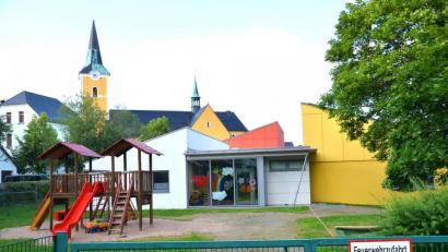 Bild: fjo
Auf dem Spielgelände des Kindergartens bleibt vorerst alles wie es ist. Ein Anrücken der Baumaschinen ist ebenso ungewiss, wie die künftige Aufstellung der Einrichtung.