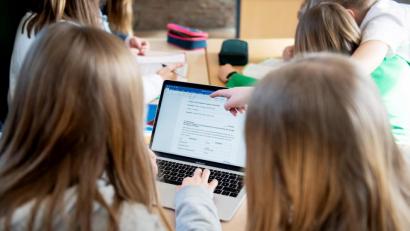 Symbolbild: Daniel Reinhardt/dpa
Digitales Lernen ist nicht erst seit Corona ein großes Thema. Im Schulentwicklungsplan der Stadt Amberg spielt die Digitalisierung der Amberger Schulen ebenfalls eine große Rolle.