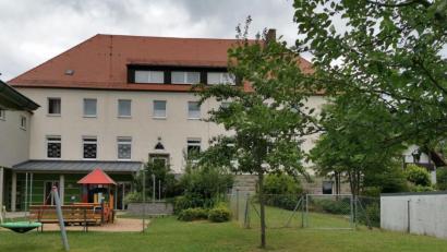 Bild: gz
Im linken unteren Trakt des katholischen Kindergartens ist die Kinderkrippe untergebracht. Unmittelbar im Anschluss soll im rechten Teil ein Raum für eine Dehngruppe entstehten.
