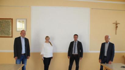 Bild: soj
Mit voller Kraft für das regionale Bildungswesen arbeiten Peter König, Wolfgang Söllner, Konrektorin Sandra Schmidl und Rektor Alexander Köstler