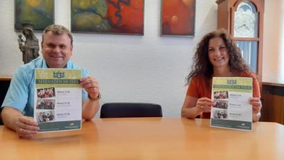 Bild: Lowak
Bürgermeister Karlheinz Budnik und Tourismusreferentin Sandra Henkens haben allen Grund zur Freude. Die drei geplanten Serenaden im Park der Stützelvilla können doch noch stattfinden. Am 15. Juli geht's los.