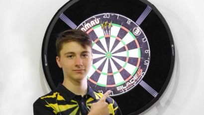 Bild: Seemann
Miro Seemann aus Weißenberg vor einer Dartscheibe. Der 16-jährige Gymnasiast trainiert bis zu drei Stunden täglich.