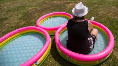 Symbolbild:  Frank Rumpenhorst/dpa
Abkühlung im Coronasommer: Wegen geschlossener Freibäder und Einschränkungen bei Urlaubsreisen sind Pools für den Garten begehrt wie nie. Oft sind nur noch die kleinsten Exemplare verfügbar.