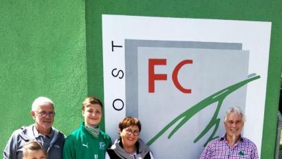 Bild: gil
Ulrich und Beate Dura-Kempf übergeben zusammen mit Großnichte Ida und Großneffe Emil den Spendenscheck an Vorsitzemden Franz Bäumler.