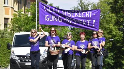 Archivbild:  Walter Bieri/KEYSTONE/dpa
Frauen protestieren anlässlich eines Streiks für mehr Gleichberechtigung.
