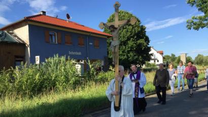 Bild: swo
Dem von Wolfgang Schöpf getragenen Kreuz folgen auch Pfarrvikar Christian Preitschaft, Bürgermeister Peter Dotzler und einige Pfarrgemeinde- und Kirchenräte und lösen so das Gelöbnis aus dem Jahr 1929 ein.