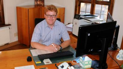 Bild: Karl Schwemmer
Bernhard Köller hat zum 1. Mai 2020 das Amtszimmer im Königsteiner Rathaus, dem traditionellen Rothgerberhaus, seinem Amts-sitz als ehrenamtlicher Bürgermeister der Marktgemeinde Königstein, bezogen und sich an seine Arbeitstätte gewöhnt.