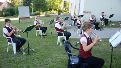 Bild: swo
Trotz der jeweils zwei Meter Abstand gelingt es den Gebenbacher Musikern, eine beeindruckende Vorstellung abzuliefern. Der große Zwischenraum ist auch der Grund dafür, dass nur etwa ein Viertel der Truppe auf das Foto passt.