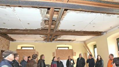 Bild: Petra Hartl
Eisenträger stabilisieren die bis dato federnden Decken im Roten Schulhaus, dem ehemaligen und zukünftigen Domizil der städtischen Kita St. Joseph, erläutert Planer Ulrich Greiner (Sechster von rechts) dem Bauausschuss.