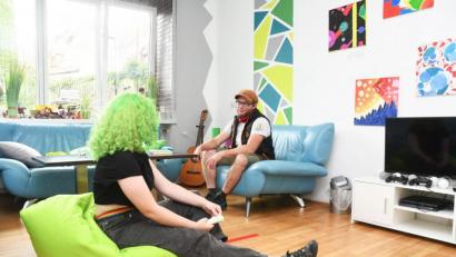 Bild: Gabi Schönberger
Farbenfroh und freundlich präsentieren sich die 2019 neu gestalteten Räumlichkeiten des "Scout", in dem Sozialarbeiter Benjamin Gleißner und eine Praktikantin stets ein offenes Ohr für Jugendliche haben.