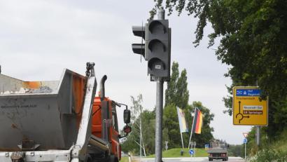 Bild: Gabi Schönberger
Die Ampel beim Kreisverkehr unterhalb der DJK soll in Kürze ans Stromnetz angeschlossen werden.