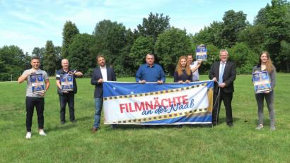 Bild: Hirsch
Vertreter der Stadt, der Sponsoren und der Kinobetreiber werben für die "Filmnächte an der Naab" vom 23. Juli bis 16. August.