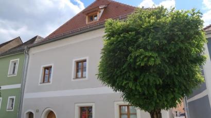 Bild: Helmut Kunz
Die Denkmalpflege lässt sich der Bezirk Oberpfalz einiges kosten. Diesmal wurden 600 000 Euro zur Verfügung gestellt. Preisträger in diesem Jahr Christian Eichinger aus Pfreimd. Die Jury entschied sich aus 38 Bewerbern für das Bürger- und Handwerkerhaus am Marktplatz 23.