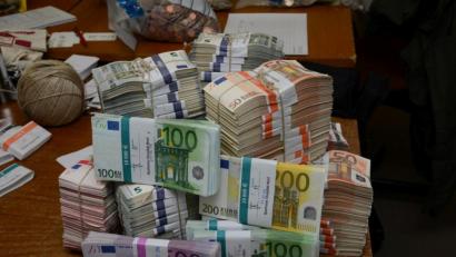 Bild: Petra Hartl
Geld, das eine Kommune nicht hat, aber dringend braucht, muss sie sich von einer Bank leihen.