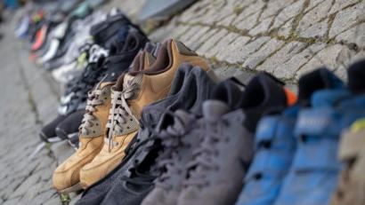 Bild: Peter Steffen/dpa 
Die geklauten Schuhe versuchte der Dieb zu verkaufen.