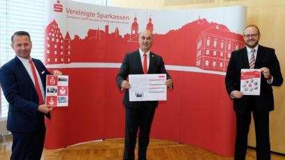 Bild: exb
Ende Juli geht er in den Ruhestand: Vorstandsvorsitzender Josef Pflaum (Mitte) freute sich über die positive Bilanz 2019 der Vereinigten Sparkassen Eschenbach, Neustadt/WN und Vohenstrauß.