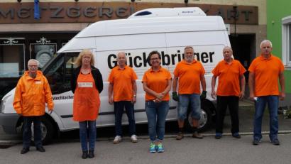 Bild: weu
Tafel-Vorsitzender Friedrich Keller (links) ist stolz auf seine Crew ehrenamtlicher Fahrer und Beifahrer. Die Männer und Frauen sorgen mit vollem Einsatz dafür, dass die Ausgabestelle der Oberviechtacher Tafel jeden Donnerstag voll bestückt ist.