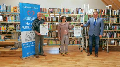 Bild: dü
Beim Start des Schreibwettbewerbs (von rechts) stellvertretender Landrat Stefan Braun, stellvertretende Büchereileiterin Kathrin Fuchs und der Vorsitzende der Bücherei-Arbeitsgemeinschaft Georg Dürr.