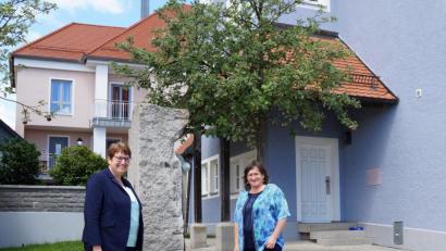 Bild: weu
Bürgermeisterin Anita Forster (links) empfing MdB Marianne Schieder vor dem Gemeindezentrum, das erst jüngst energetisch saniert worden war.