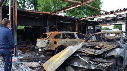 Bild: Thomas Kosarew
Ivan Enns vor den Resten seiner Firma: Sein Betrieb ging in der Nacht zum 1. April nach einer Brandstiftung in Flammen auf.