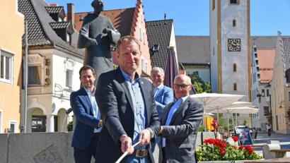 Bild: M. Stangl/exb
Die Wirtschaftsförderer Roland Kittel und Christian Meyer sowie die Aktivsenioren Karl-Heinz Langner und Bernhard Butz (von links) ziehen an einem Strang und helfen Existenzgründern.