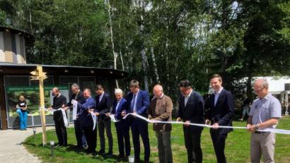 Bild: exb/Landratsamt Bayreuth 
Landrat Florian Wiedemann freut sich zusammen mit dem Bauherren, Fanzensbads Bürgermeister Jan Kuchař, und dem Vertreter der Fichtelberger Bergwerksstiftung, José-Richardo Castro-Riemenschneider, sowie vielen ranghohen Vertretern aus der Tschechischen Verwaltung über die Einweihung des neuen Infozentrums in Soos. Damit sind Franzensbad und Fichtelberg miteinander verbunden und der Landkreis Bayreuth näher an den Tschechischen Touristen-Hotspot Franzensbad gerückt.