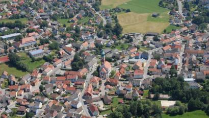 Luftbild: am
Der Markt Eslarn darf sich über Geld aus dem Bayerischen Städtebauförderprogramm freuen.