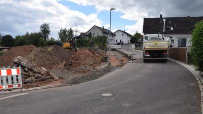 Bild: fz
Auf der linken Seite der Pirker Straße wird ein neuer Gehweg angelegt.