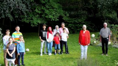 Bild: wro
Das Wiedersehen mit den Familien Stengauar und Jawish (von links) wurde schon vor Monaten geplant. Wegen der Corona-Pandemie jedoch wurde es immer wieder hinausgeschoben. Darüber, dass die kleine Familienfeier jetzt möglich wurde, freuten sich Gerhard Geiger und Hannelore Bienlein-Holl (von rechts).