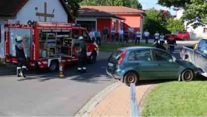 Bild: rab 
Der Vilsecker Stadtrat verfolgt aufmerksam den Ablauf der verschiedenen Übungsszenarien, während Kommandant Wolfgang Rösch fachkundig die Vorgehensweise erörtert.