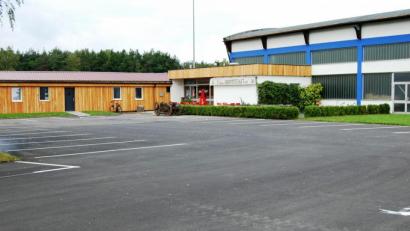 Bild: sm
Der Parkplatz des Sportvereins vor der Sportgaststätte „dWirtschaft“ musste dringend saniert werden. Für die Kosten übernimmt die Kommune eine „kommunale Bürgschaft“